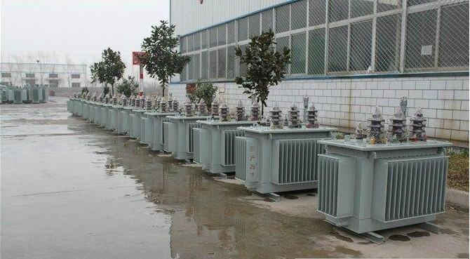 油浸式變壓器的保養(yǎng)如何去做？預防滲漏油：油浸式變壓器在油箱內充滿變壓器油，裝配中依靠緊固件對耐油橡膠元件加壓而密封。